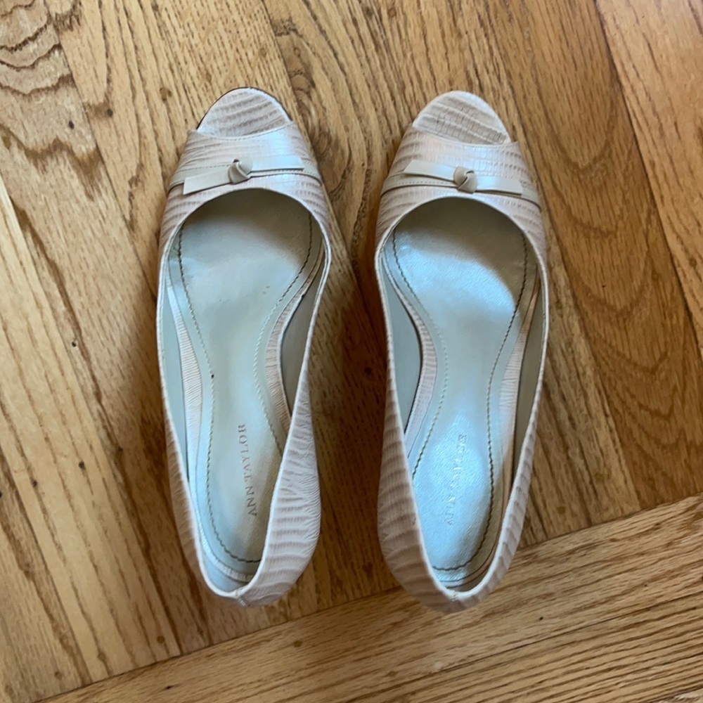 Ann Taylor creme/pearl kitten heel - women’s size 7M